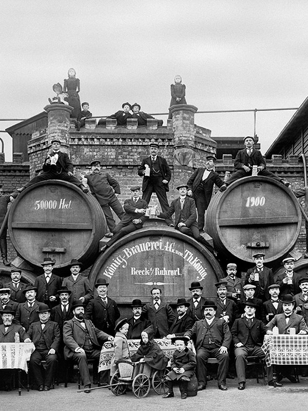 Die Belegschaft von König feiert im Jahr 1900 50000 Hektoliter Jahressausstoß Bier.